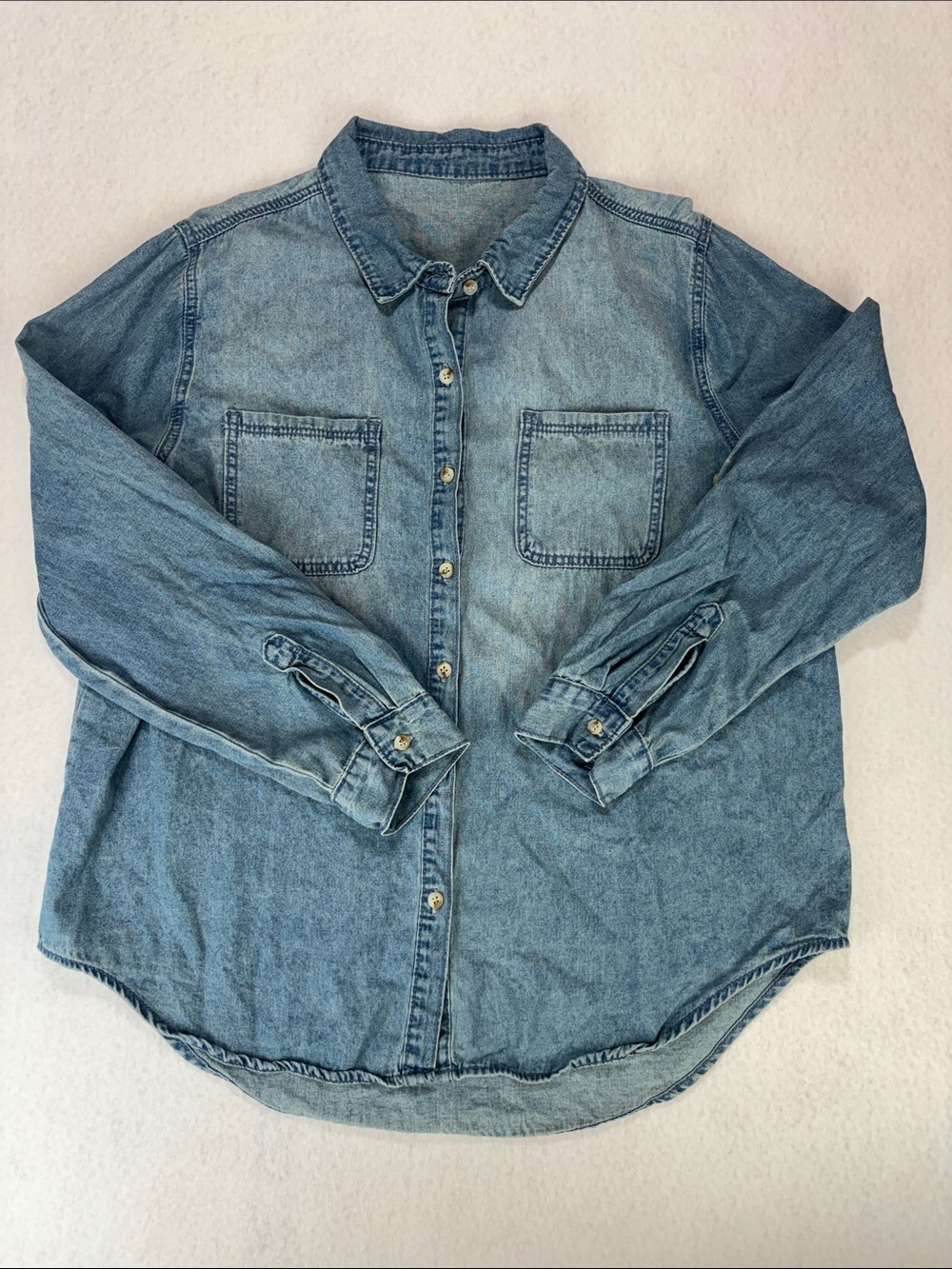 Classic Light Wash Denim Button-Up Shirt Women’s XL